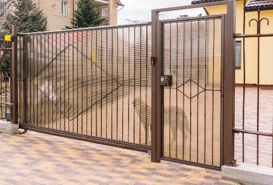 Купить ворота из профлиста с элементами ковки, с металлическими столбами в рамке или под дерево в Шелехове от 158370 руб