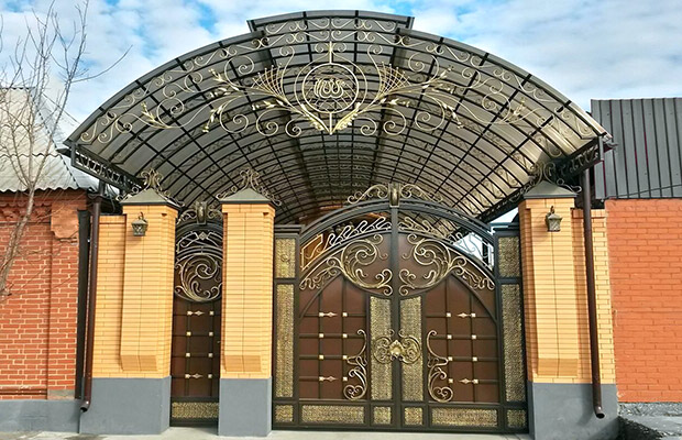 Купить или заказать ворота для дома с навесом - стильные и надежные решения для вашего участка в Шелехове от 42919 руб | ВоротМастер-Шлх